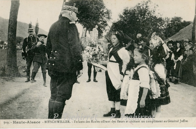 Bitschwiller-Enfants-des-Ecoles-offrant-des-fleurs-au-General-Joffre-1916-r.jpg