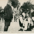 Bitschwiller-Enfants-des-Ecoles-offrant-des-fleurs-au-General-Joffre-1916-r