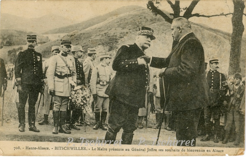 Bitschwiller-Le-Maire-presente-au-General-Joffre-la-bienvenue-1916-r