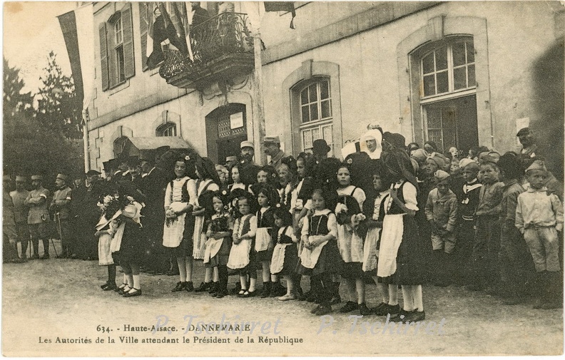 Dannemarie-Les-Autorites-de-la-Ville-attendant-le-President-de-la-Republique-1916_r.jpg