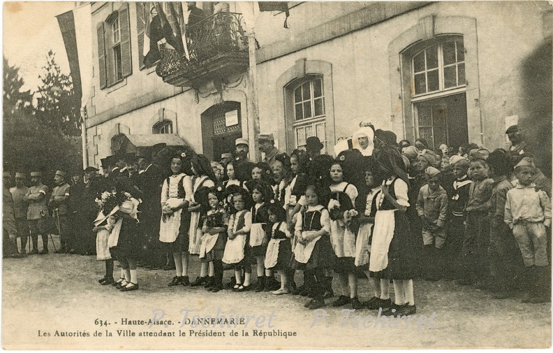 Dannemarie-Les-Autorites-de-la-Ville-attendant-le-President-de-la-Republique-1916 r