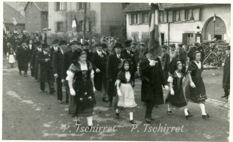 100-Husseren-Wesserling-defile-rue-de-la-gare-liberation1945-100-r