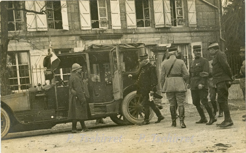 Joffre-montant-dans-son-auto-1915-r